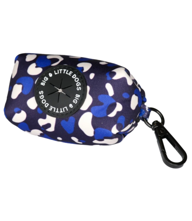 Big And Little Dogs Big And Little Dogs Winter Blues Poepzakjeshouder 3 Big And Little Dogs Big And Little Dogs Winter Blues Poepzakjeshouder